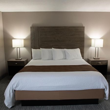 Lomira Inn And Suites Εξωτερικό φωτογραφία