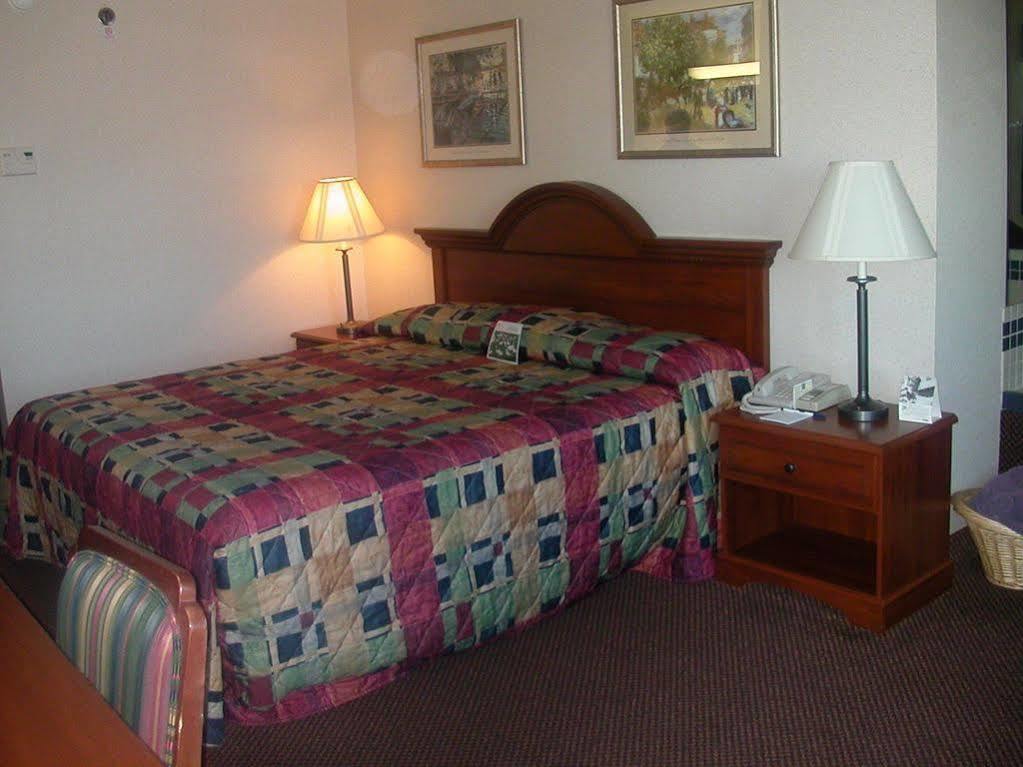 Lomira Inn And Suites Εξωτερικό φωτογραφία