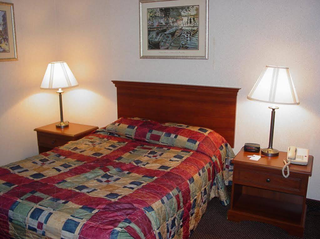 Lomira Inn And Suites Εξωτερικό φωτογραφία