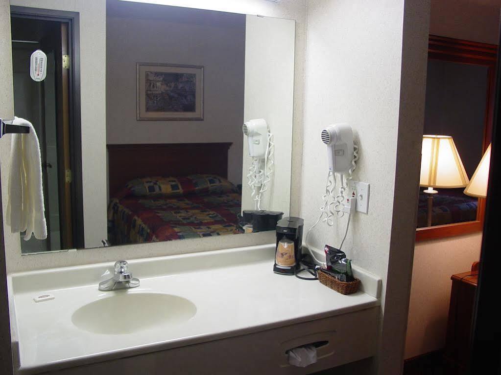 Lomira Inn And Suites Εξωτερικό φωτογραφία